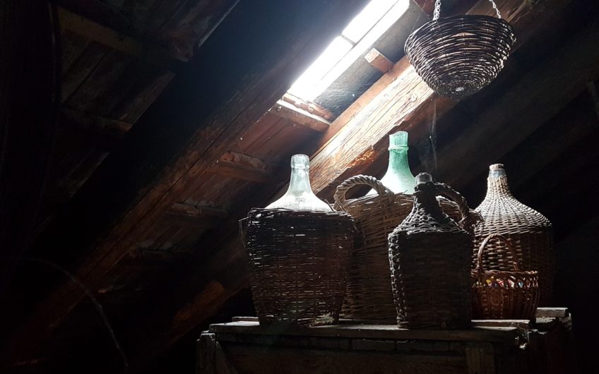 Продается дом и  коммерческое помещение  на 1-й линии в Которе.