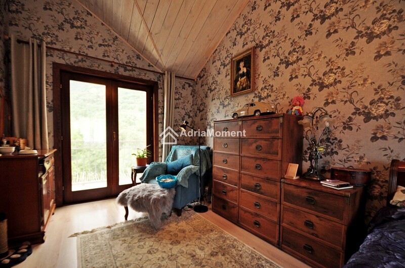 Уютный дом в тихом районе Тивата с красивым видом
