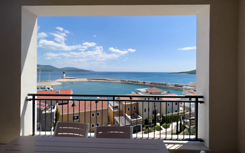 Стильный апартамент в Lustica Bay. Вид на море