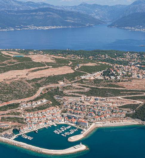 Lustica Bay Centrale — продажа в рассрочку — квартира с 1-й спальней и двориком
