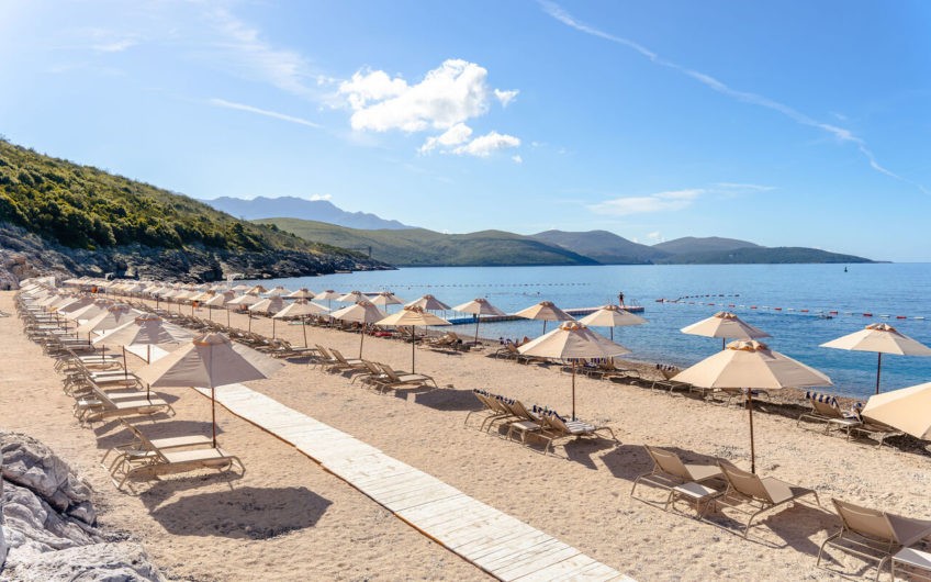 Lustica Bay Centrale — продажа в рассрочку — квартира с 1-й спальней и двориком