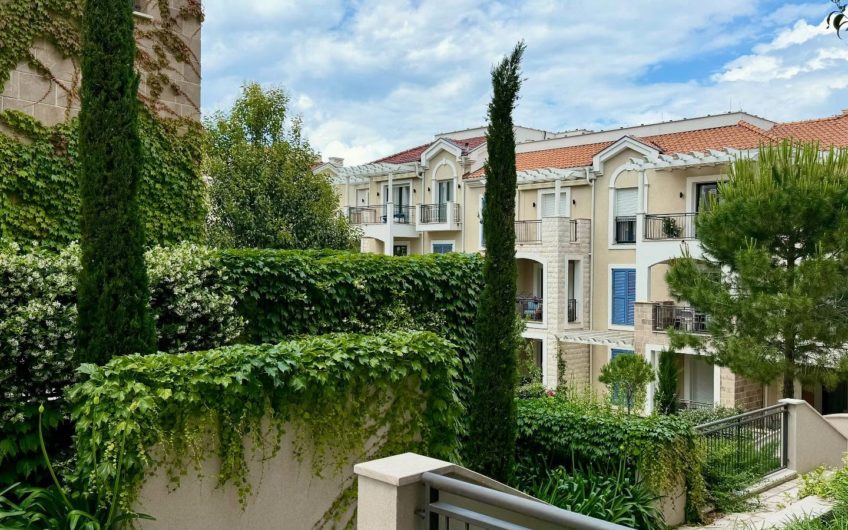 Lustica Bay — продажа квартиры с 2-мя спальнями в Centrale