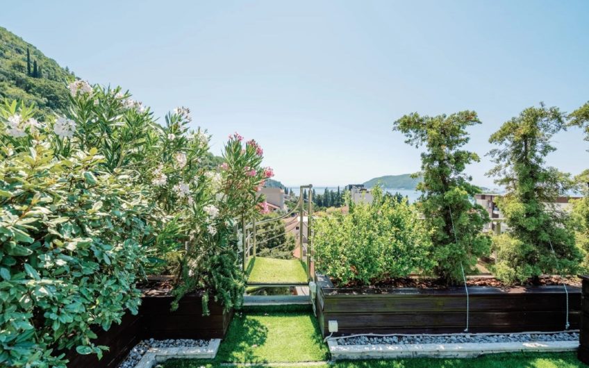 Roof Top Villa с бассейном в Будве