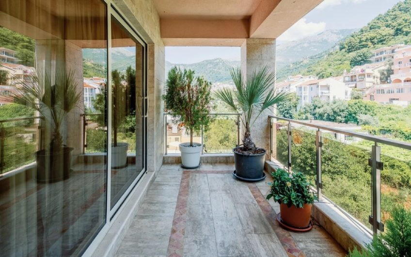 Roof Top Villa с бассейном в Будве