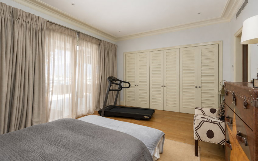 Эксклюзивные апартаменты с 3 спальнями и выходом к бассейну в Porto Montenegro