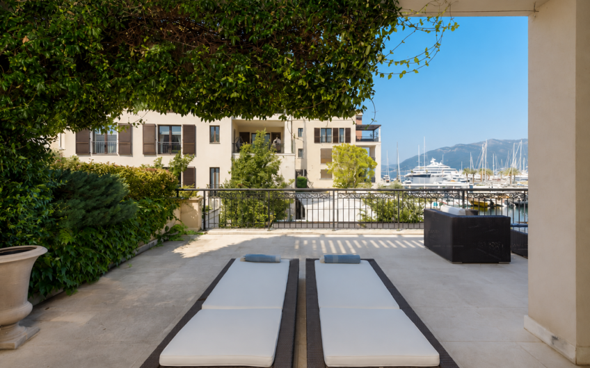 Эксклюзивные апартаменты с 3 спальнями и выходом к бассейну в Porto Montenegro