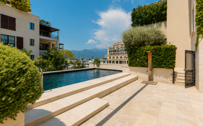 Эксклюзивные апартаменты с 3 спальнями и выходом к бассейну в Porto Montenegro