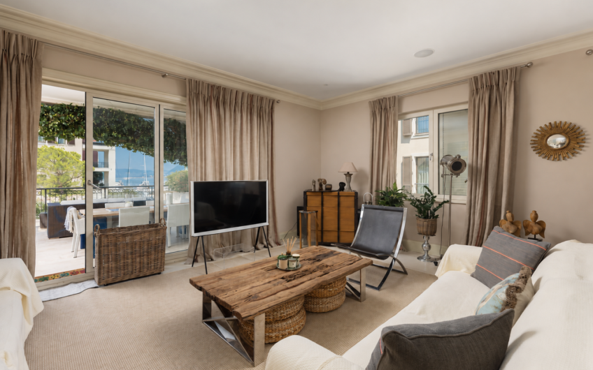 Эксклюзивные апартаменты с 3 спальнями и выходом к бассейну в Porto Montenegro
