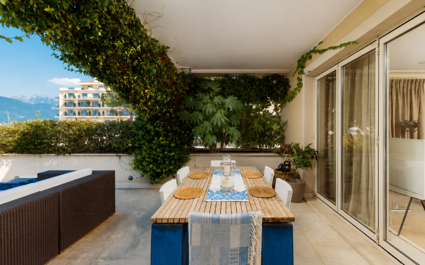 Эксклюзивные апартаменты с 3 спальнями и выходом к бассейну в Porto Montenegro